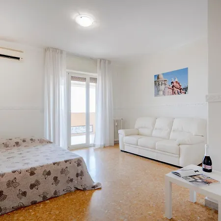 Guesthost - Dimora Dall'alto Apartamento *